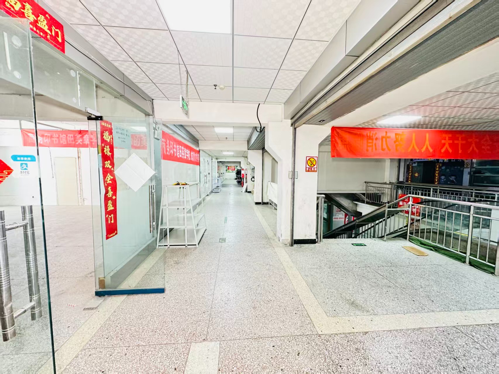 西新安街引入人工智能技术应用场景，推动AI与商业、零售、电商、企业服务等领域融合发展。