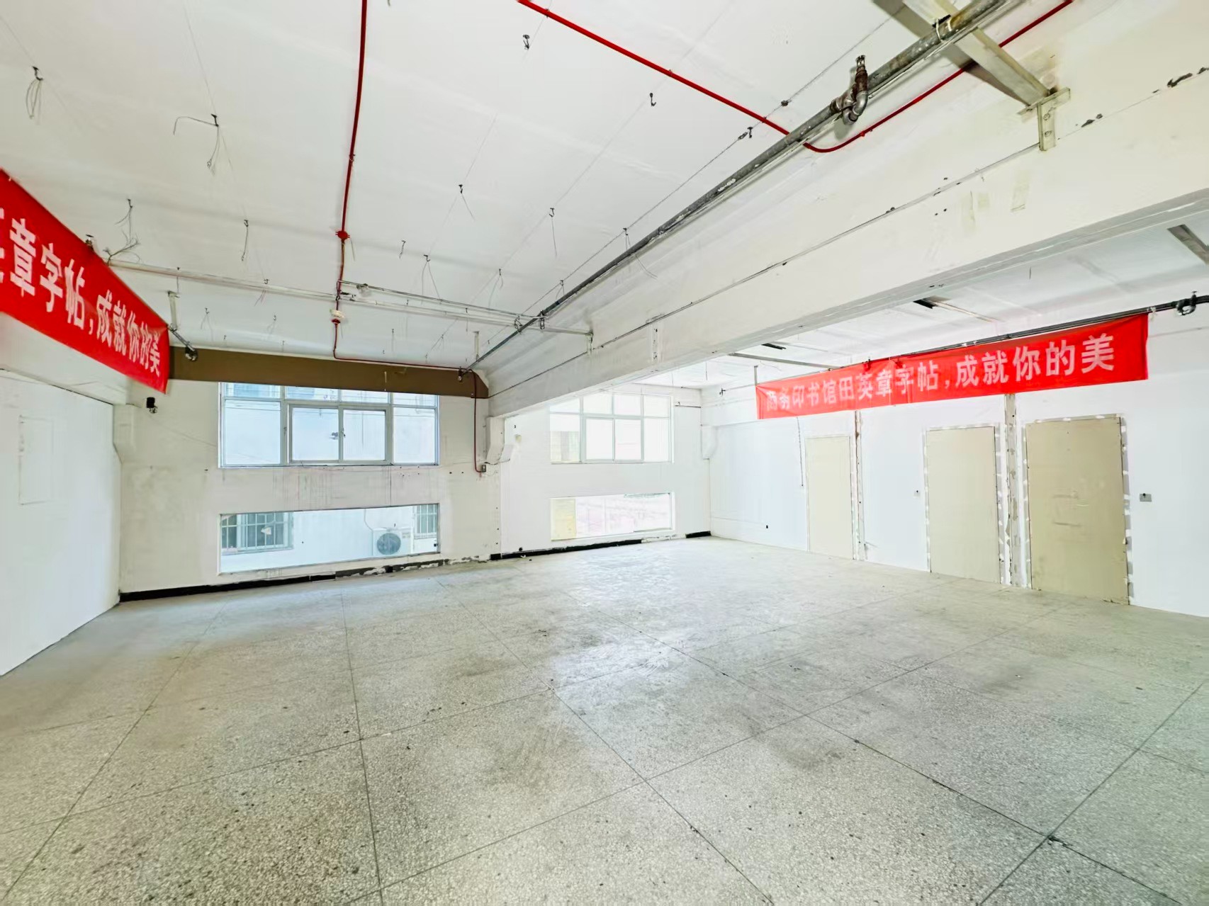 西新安街重点吸引人工智能应用、数字经济、电商直播、智能制造服务、软件开发、科技创新企业及创业团队入驻